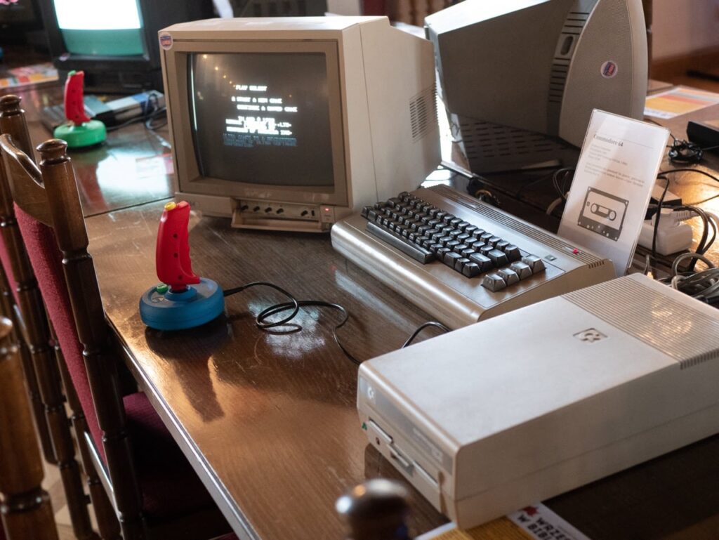 Zdjęcie przedstawiające kultowy komputer Commodore 64