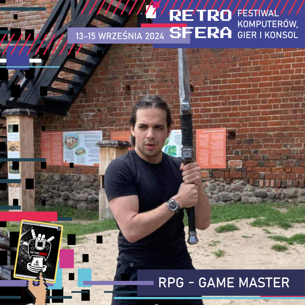 Jest to plansza promująca Festiwal Komputerów, Gier i Konsol - RetroSfera, który odbędzie się w dniach 13-15 września 2024 roku. Reklamuje ona Mistrz Gry RPG - Andrzeja Chojnowskiego, którego zdjęcie znajduje się w centralnym miejscu na ciemnym tle.