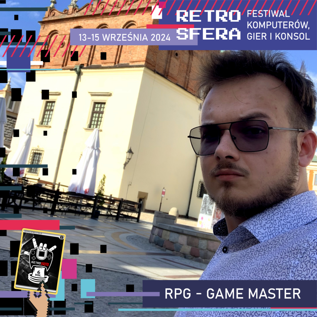 Jest to plansza promująca Festiwal Komputerów, Gier i Konsol - RetroSfera, który odbędzie się w dniach 13-15 września 2024 roku. Reklamuje ona Mistrza Gry RPG - Kacpra Kobusa, którego zdjęcie znajduje się w centralnym miejscu na ciemnym tle.